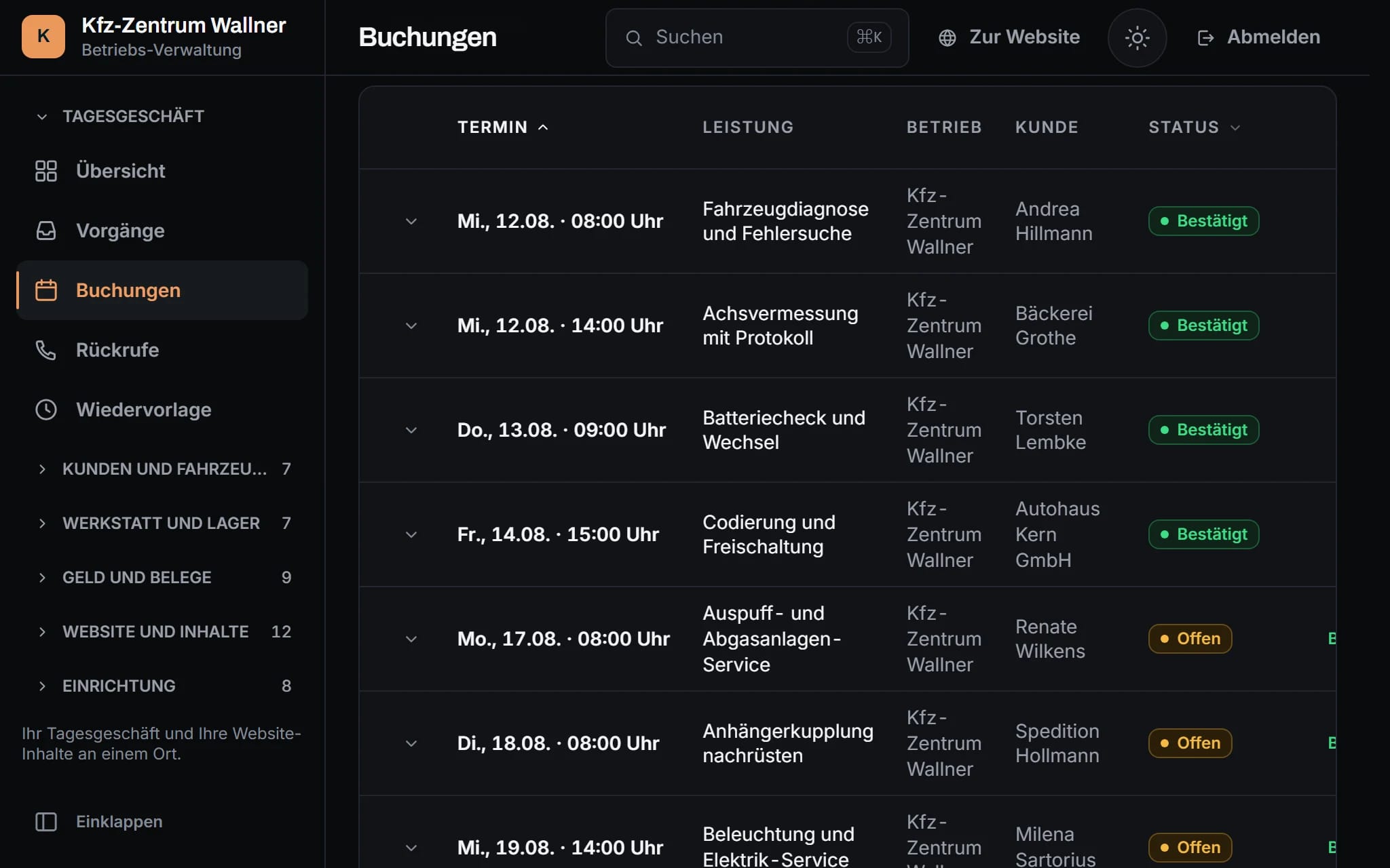Verwaltung, Bereich Buchungen: eine Tabelle mit Terminen der kommenden Tage – je Zeile Datum, Uhrzeit, Leistung, Kunde und Status.